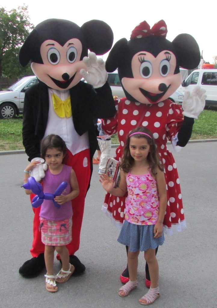 Maskote Mickey i Minnie Mouse na dječjem rođendanu