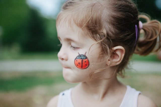 Bubamara sa glitterom Animino face painting
