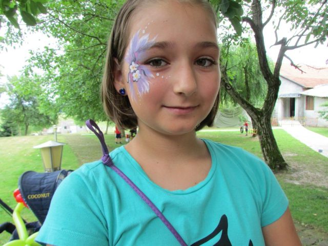 Slikanje cvijetića na lice uz Animino face painting