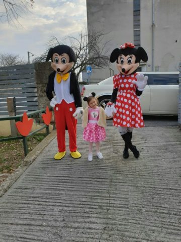 Minnie i Miki su doputovali limuzinom da iznenade mladu damu