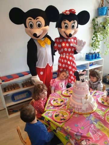 Maskote Mickey i Minnie razveselile su djecu na rođendanu.
