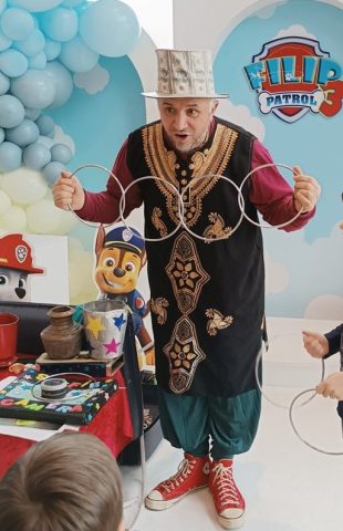 Mađioničar izvodi trik na dječjem rođendanu