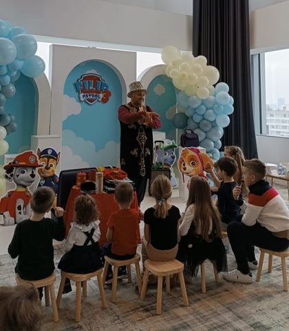 Mađioničar izvodi trik na eventu