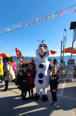 Maskota Olaf na jednom morskom događanju