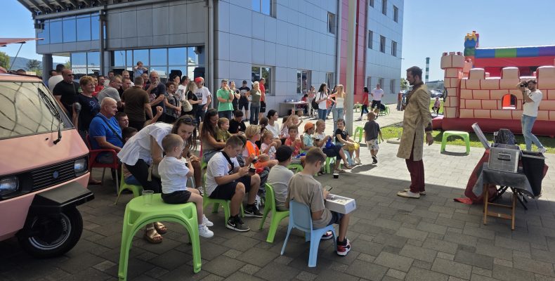 Mađioničar i klaun zabavljaju djecu na Family Day eventu tvrtke Animino