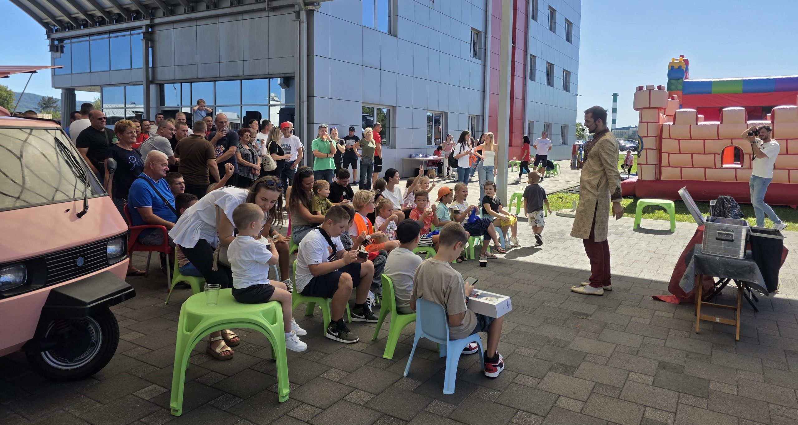 Mađioničar i klaun zabavljaju djecu na Family Day eventu tvrtke Animino