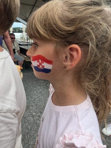hrvatska-zastava-na-licu-face-painting Navijački motivi za face painting s hrvatskim i nogometnim detaljima