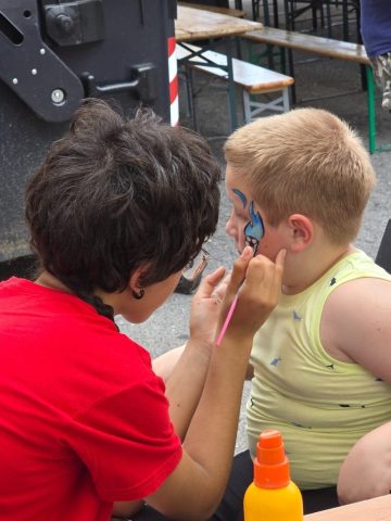 vatreni-face-painting-nogometni-motiv Dječji face painting s cvjetnim motivom na licu