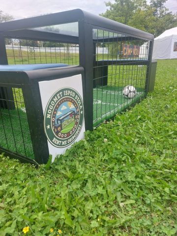 Djeca igraju nogomet ispod stola na dječjem eventu u organizaciji Animina