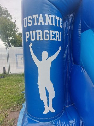 Detalj BBB napuhanca s natpisom Ustanite Purgeri na dječjem eventu na otvorenom