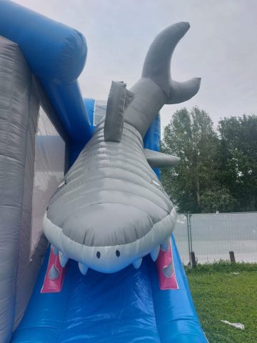 Bočni pogled na napuhani tobogan u obliku morskog psa za dječje evente i proslave