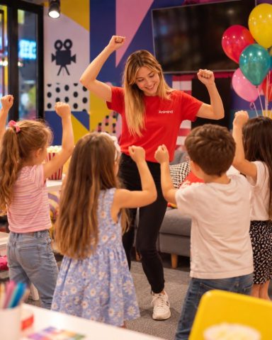Animino animatorica vodi grupnu igru na CineStar dječjem rođendanu